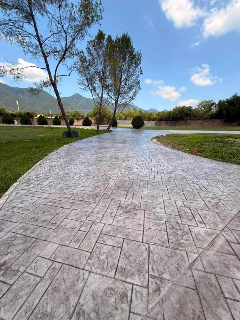 Camino curvo de concreto estampado residencial