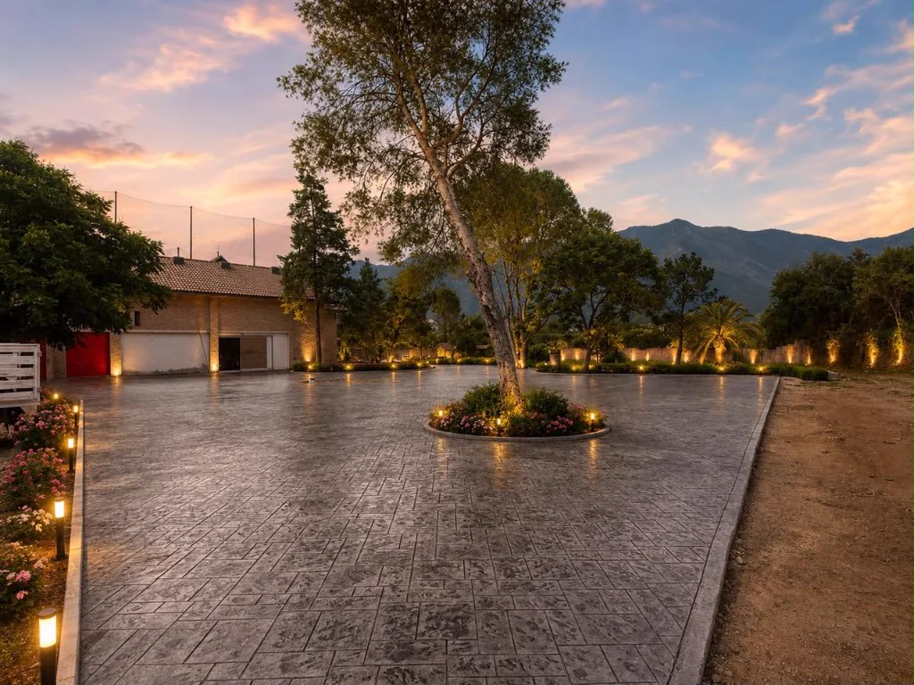 Después — patio de concreto estampado BOOTIK al atardecer