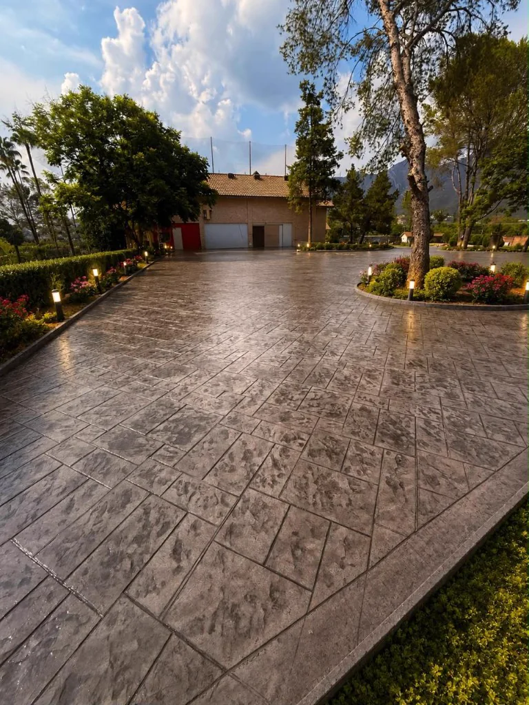Patio residencial terminado con concreto estampado